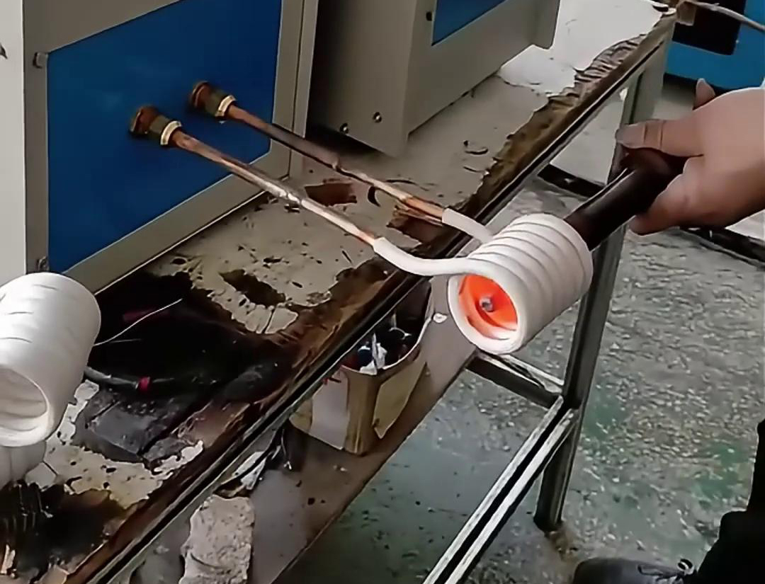 鎬釬加熱鍛造使用高頻加熱機是一種高效、快速的熱處理方法