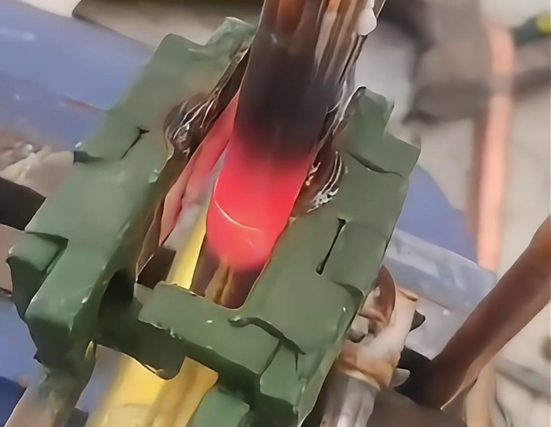 手持式高頻焊機(jī)，在制冷冰箱空調(diào)生產(chǎn)領(lǐng)域起到至關(guān)重要的作用，例如銅管焊接，鋁管焊接，四通閥焊接等