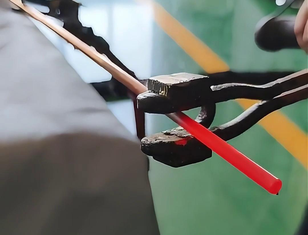 手持式高頻加熱機適用于感應(yīng)焊接釬焊，加熱淬火、回火和熱處理