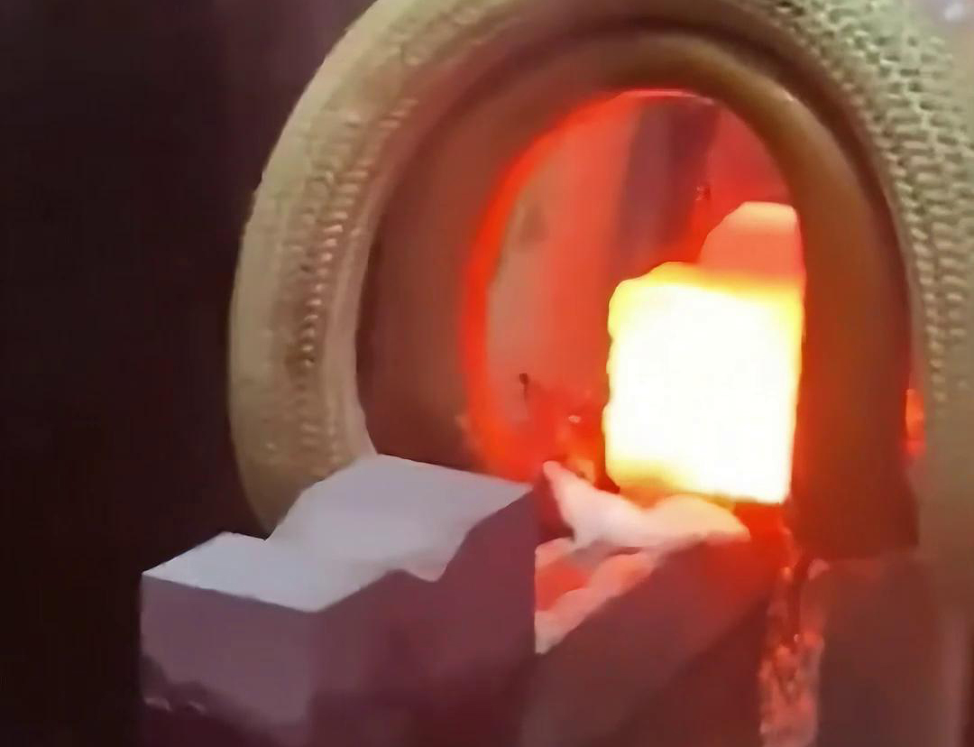 高頻焊機在焊接水鉆頭上的合金時，展現(xiàn)出了其獨特的優(yōu)勢