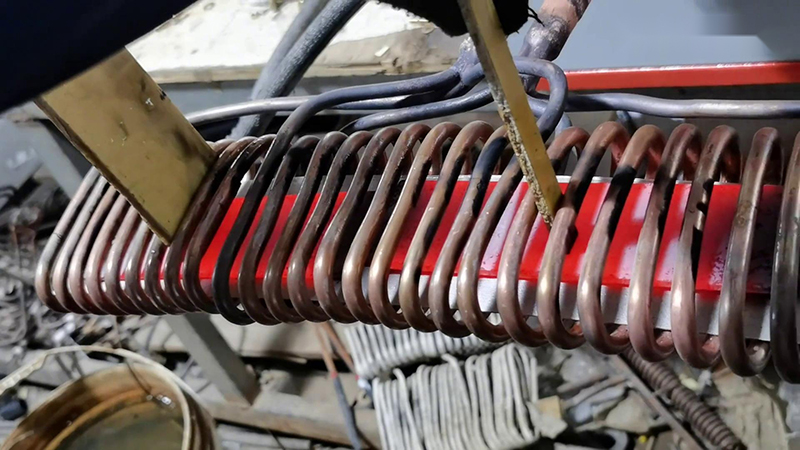 中頻鋼板加熱技術(shù)是一種高效、環(huán)保、精確的金屬加工方法