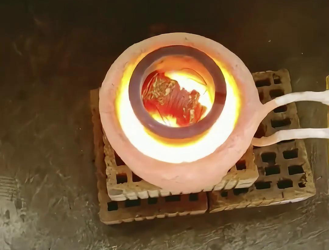 超高頻金屬熔煉爐廣泛應(yīng)用于合金鋼、金銀等貴金屬、銅、鐵、鋁等金屬的熔煉