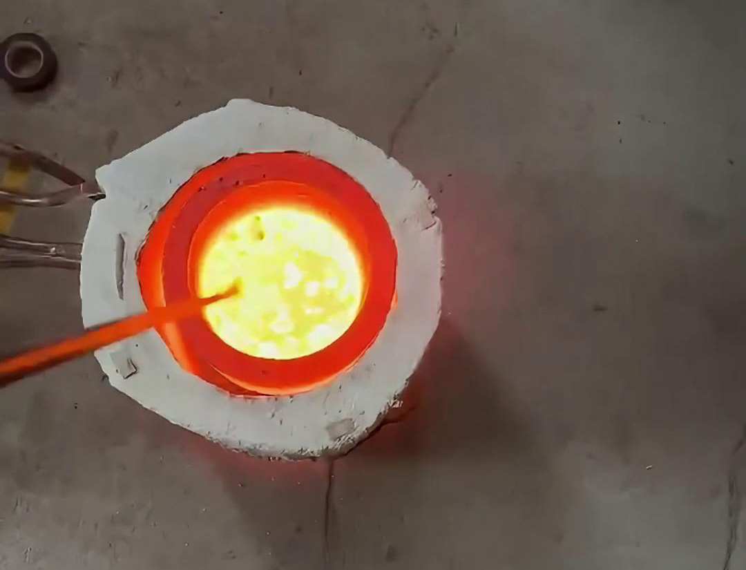 金屬屑熔煉爐廣泛應(yīng)用于金屬回收、再生金屬生產(chǎn)等領(lǐng)域