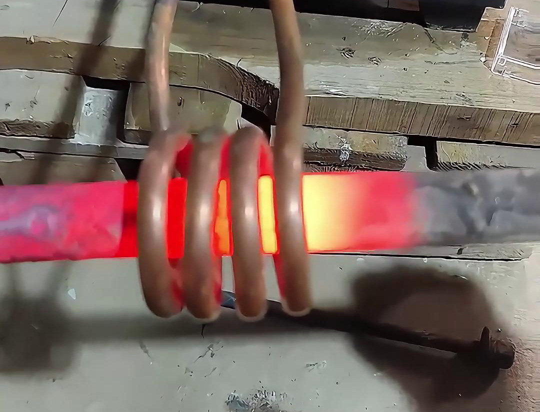 高頻感應(yīng)加熱機無疑是金屬加熱熱處理領(lǐng)域中的得力助手