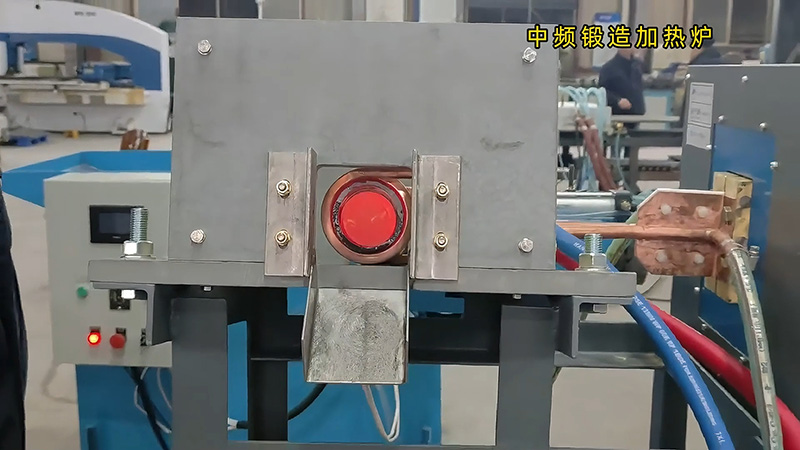 中頻鍛造加熱爐配置自動化控制系統(tǒng)和送料機，確實是一種高效、精準(zhǔn)的熱處理設(shè)備。