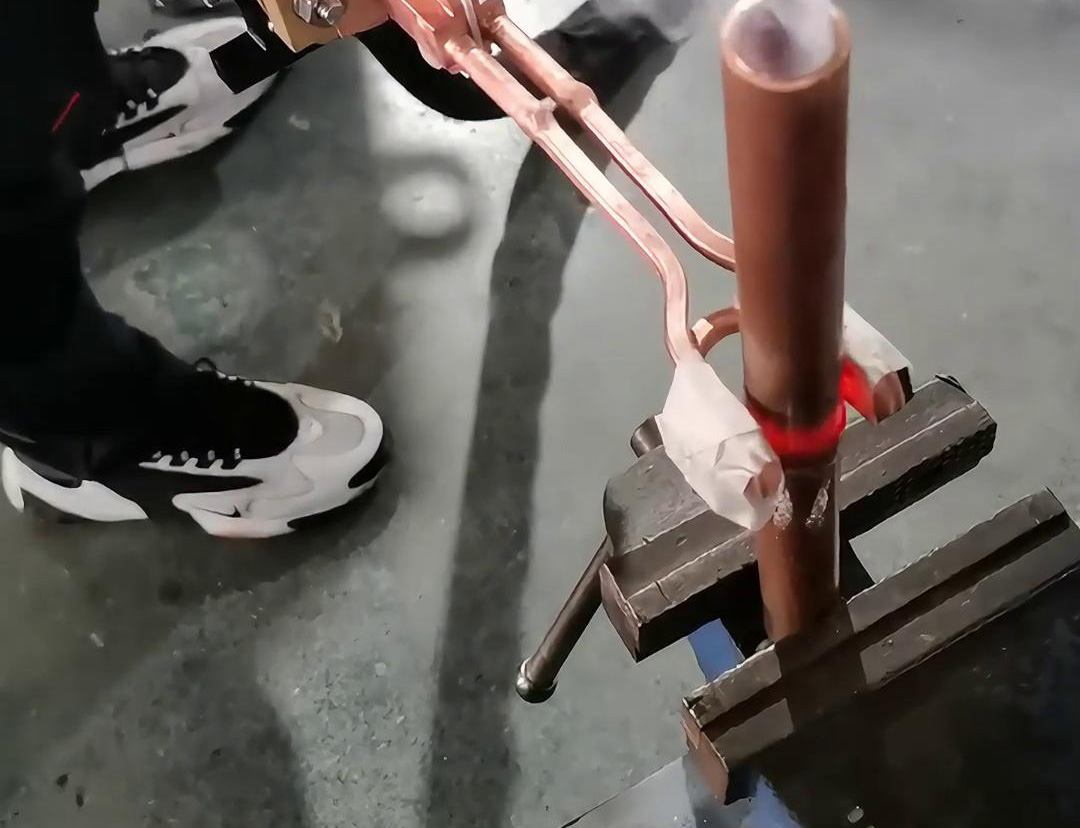 手持式高頻焊機(jī)的價(jià)格相對較高，但其高效、靈活、高質(zhì)量的銅管焊接特點(diǎn)