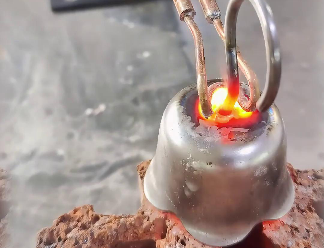 超高頻焊接機應(yīng)用于銅、鐵、鋁等各類同種或異種金屬材料的焊接