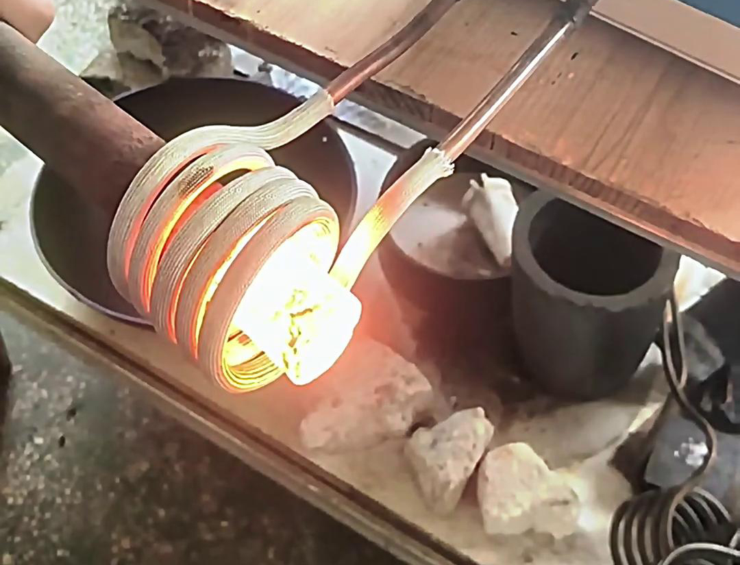 高頻機(jī)棒料加熱適用于需要快速加熱至特定溫度的應(yīng)用場(chǎng)景，如熱處理、熱鍛、焊接等工藝。