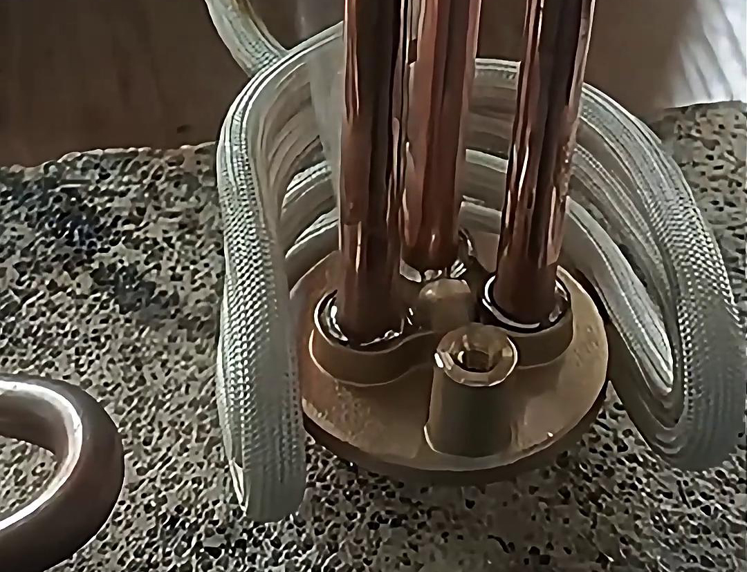 高頻釬焊技術(shù)在銅管分流器的焊接中得到了廣泛應(yīng)用，適用于不同材質(zhì)、尺寸和形狀的銅管分流器的焊接