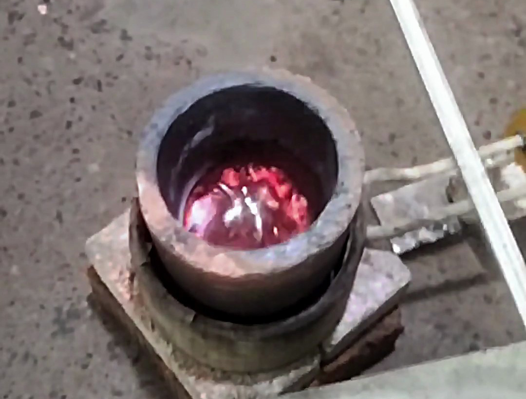 小型中頻熔鋁爐：紅外溫控精準控溫，700℃恒溫熔鋁解決方案