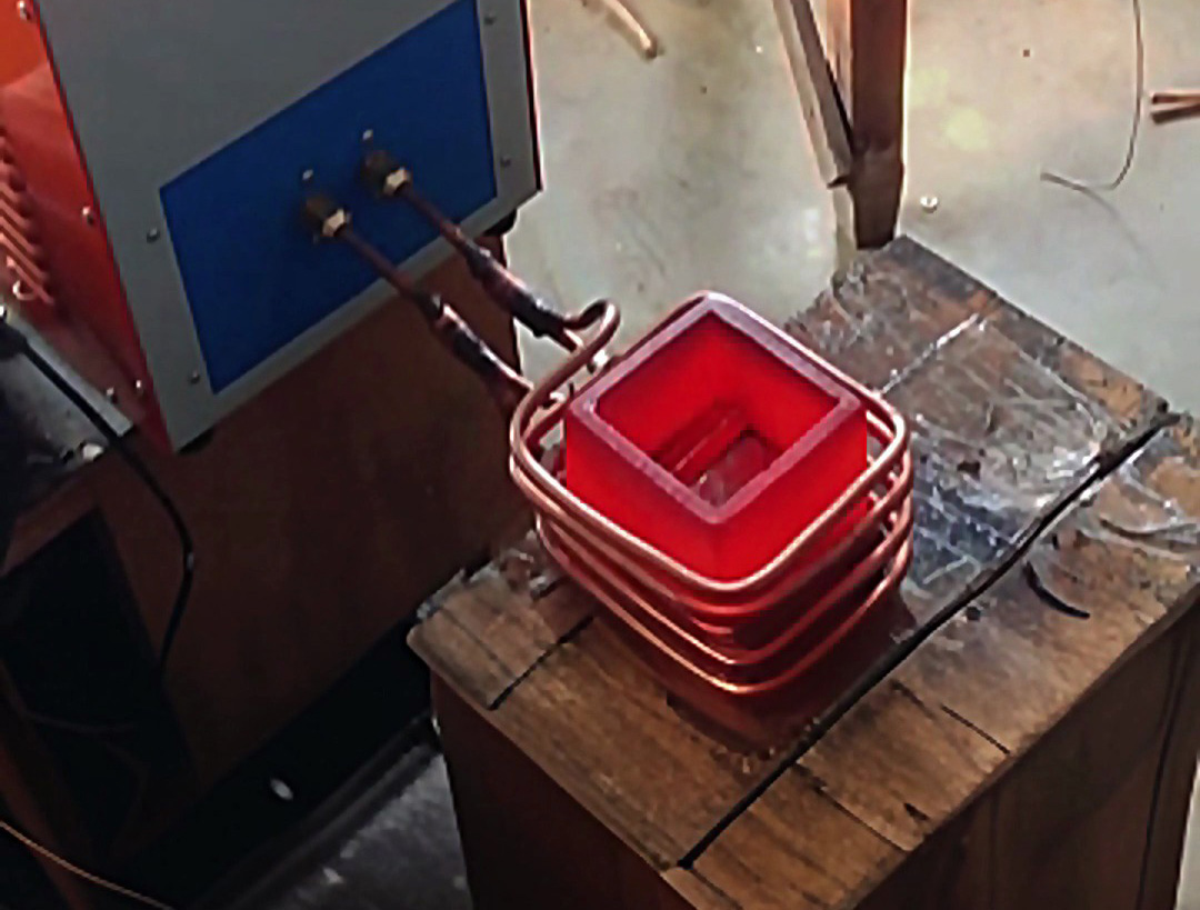 海拓小型熔煉爐：不止圓形坩堝，定制不規(guī)則坩堝輕松實現(xiàn) —— 方形坩堝熔錫工藝演示