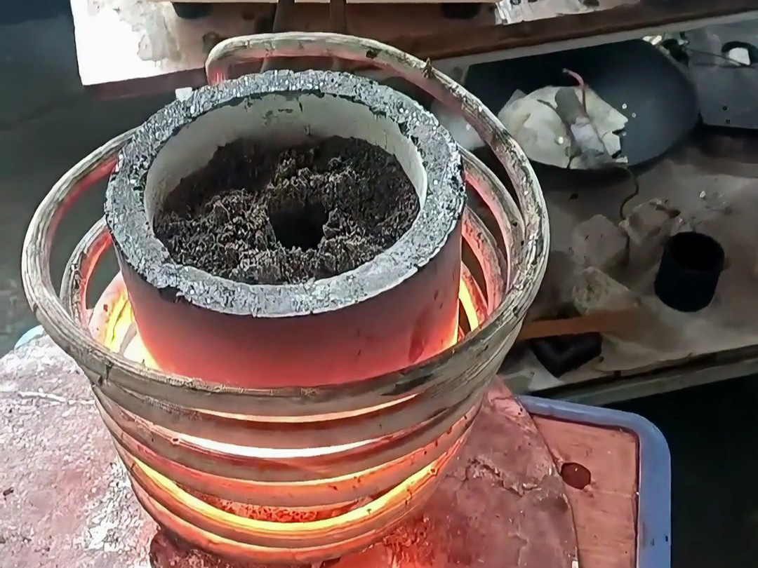 海拓高頻熔煉爐礦石熔煉實測：金屬含量達(dá)標(biāo)即可提煉，原礦篩選后輕松分離！