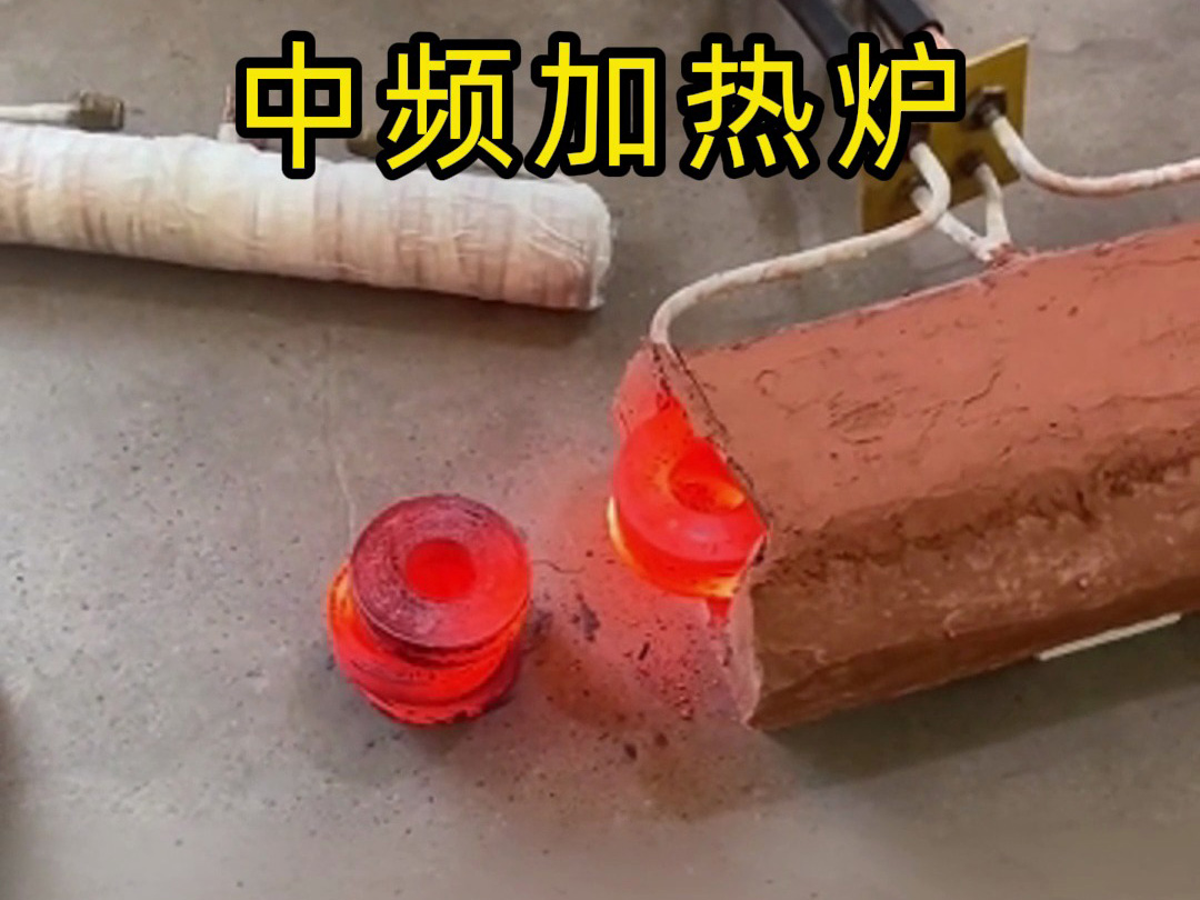 棒料紅沖要自動(dòng)送料中頻加熱爐？當(dāng)然有！自動(dòng)化鍛造方案這樣配