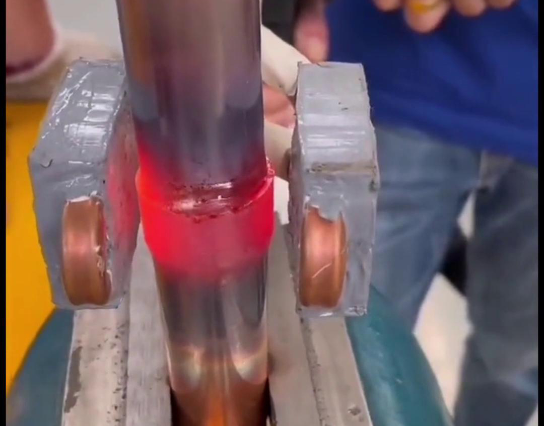 手持式高頻焊接機(jī)，比傳統(tǒng)的氣焊火焊更加簡單