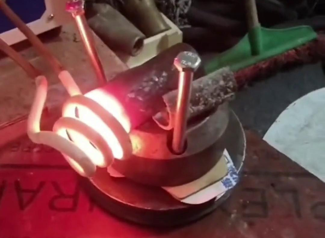 高頻感應(yīng)加熱設(shè)備加熱到1000度，鎢鋼自然掉落