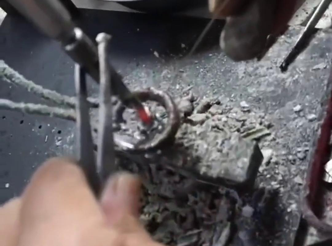 鉆頭鎢鋼合金焊接，采用高頻15KW焊接設(shè)備