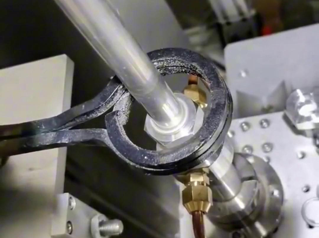 鋁管焊接，焊料是焊接成功的保證，它可以用高頻焊機(jī)來實(shí)現(xiàn)釬焊