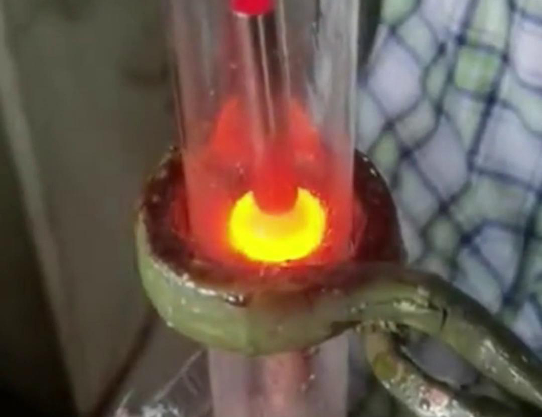 通過手持式高頻加熱機在氮氣保護下焊接銅管，可以獲得高質(zhì)量的焊縫，提高產(chǎn)品的性能和可靠性