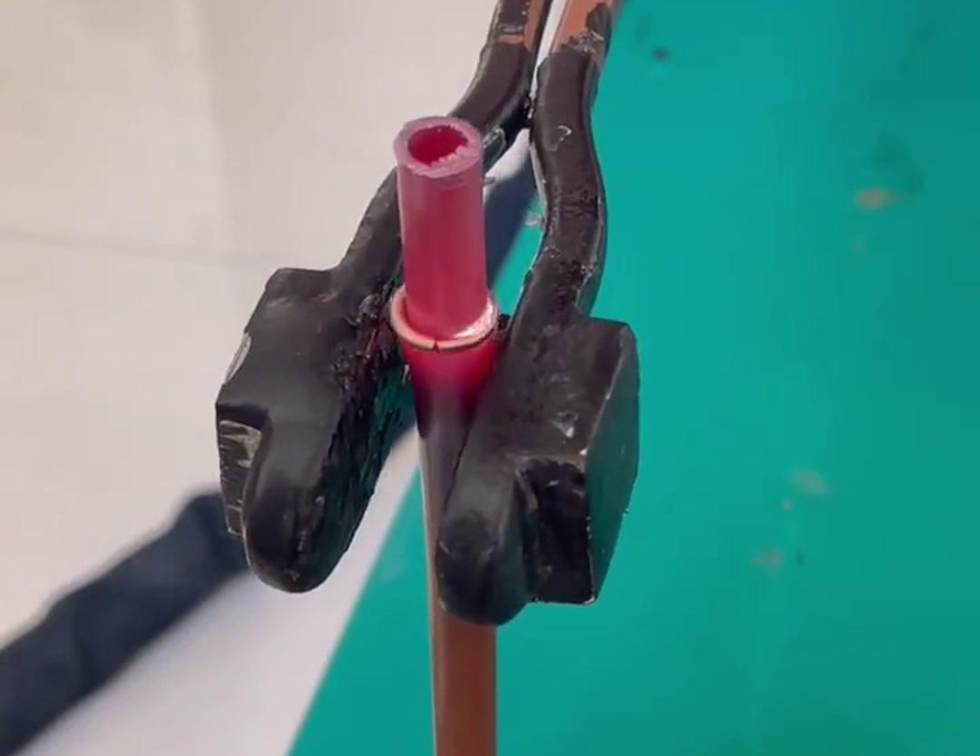 散熱器銅管對接焊用手持式高頻機，只要三秒就可以焊接完成，看一看效果如何