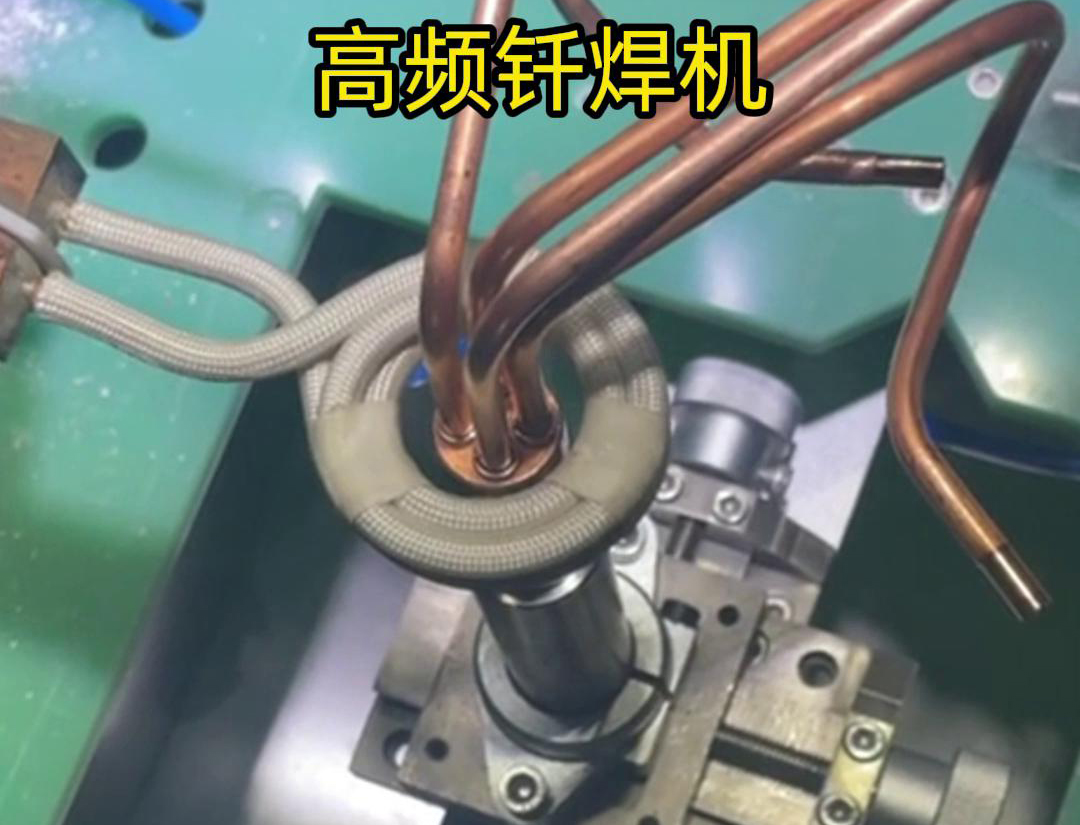 在雙工位自動(dòng)感應(yīng)釬焊設(shè)備中，每個(gè)工位都配備了獨(dú)立的感應(yīng)加熱系統(tǒng)和釬焊工具，確保兩個(gè)工位可以同時(shí)進(jìn)行焊接作業(yè)