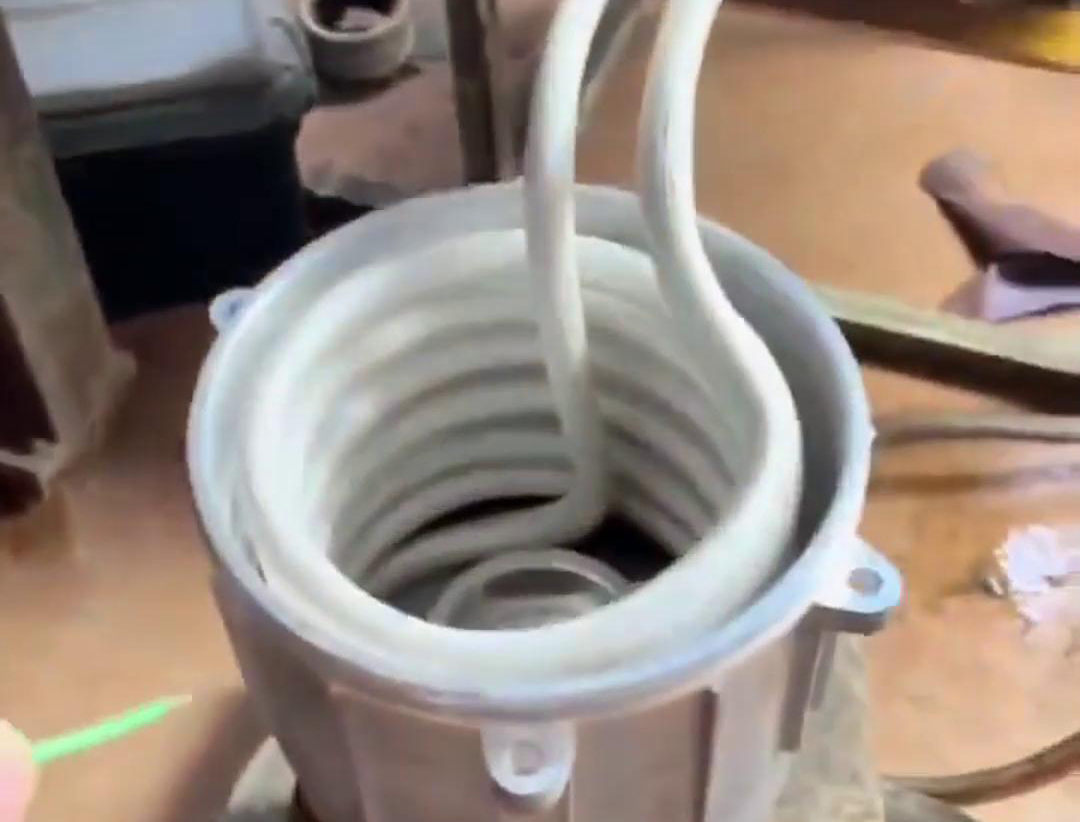 使用高頻機進(jìn)行電機熱套的優(yōu)點在于加熱速度快、溫度控制準(zhǔn)確、對材料影響小等