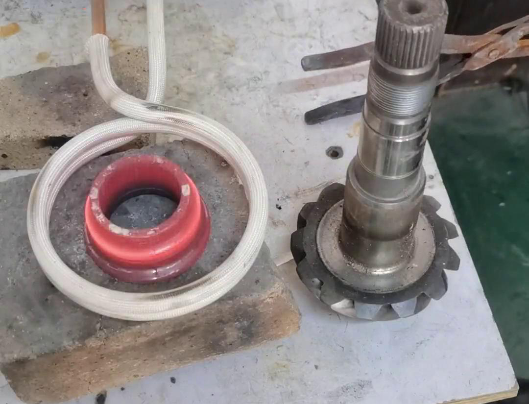 軸承裝配，常溫下 ，怎么也裝不進(jìn)去 ，采用高頻加熱機均勻加熱，瞬間裝配好