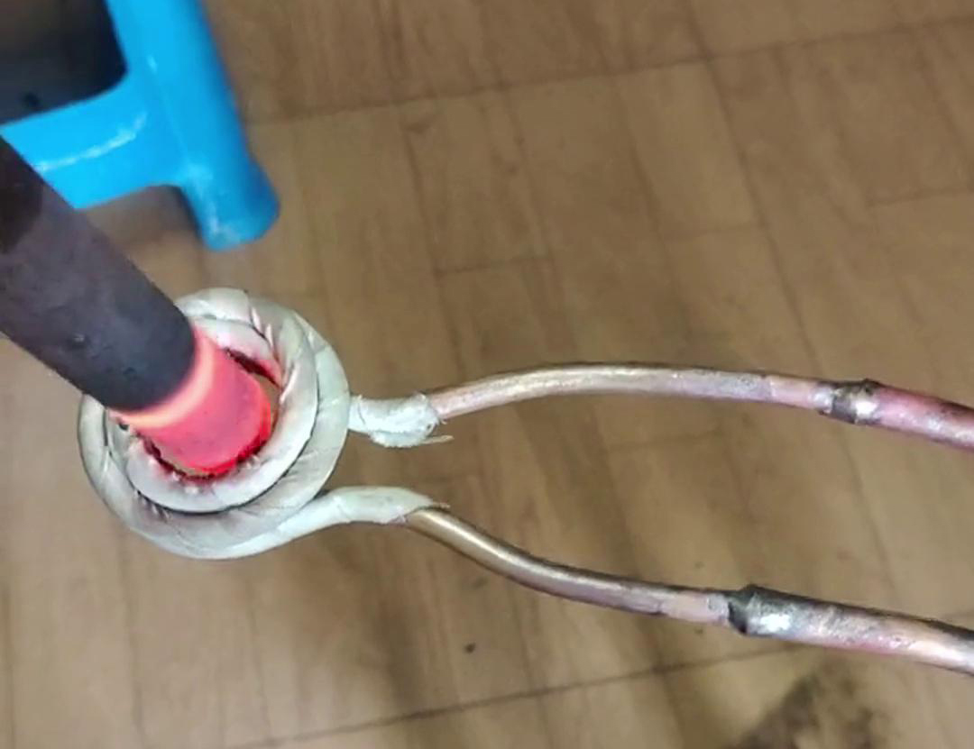 高頻加熱機配合軟連接加熱工件是一種高效且靈活的加熱方式，