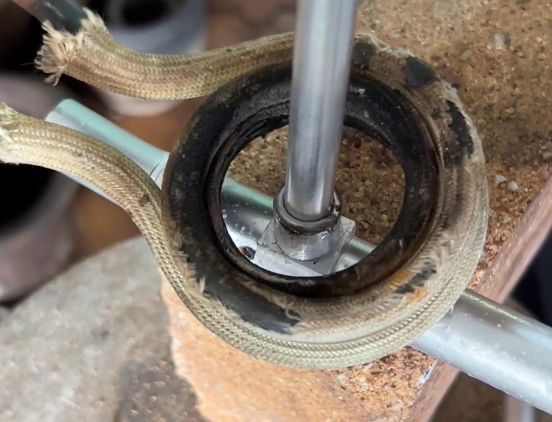 高頻焊機(jī)操作簡(jiǎn)便，安全可靠，適用于大規(guī)模鋁管焊接生產(chǎn)