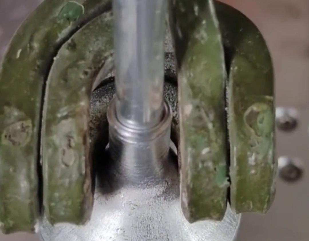 高頻機(jī)焊接鋁管具有速度快、精度高、強(qiáng)度高、環(huán)保節(jié)能