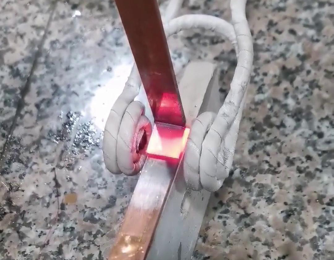 見(jiàn)證高頻焊接的魅力，銅板與銅片瞬間融合，創(chuàng)造無(wú)限可能