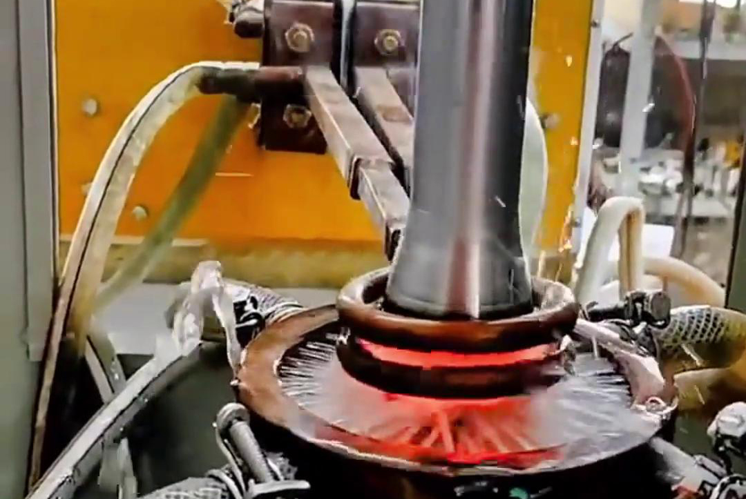 ?軸分段高頻淬火調(diào)試是一個相對復雜且技術性強的過程，涉及對淬火設備、淬火工藝參數(shù)以及材料特性的精確控制和調(diào)整