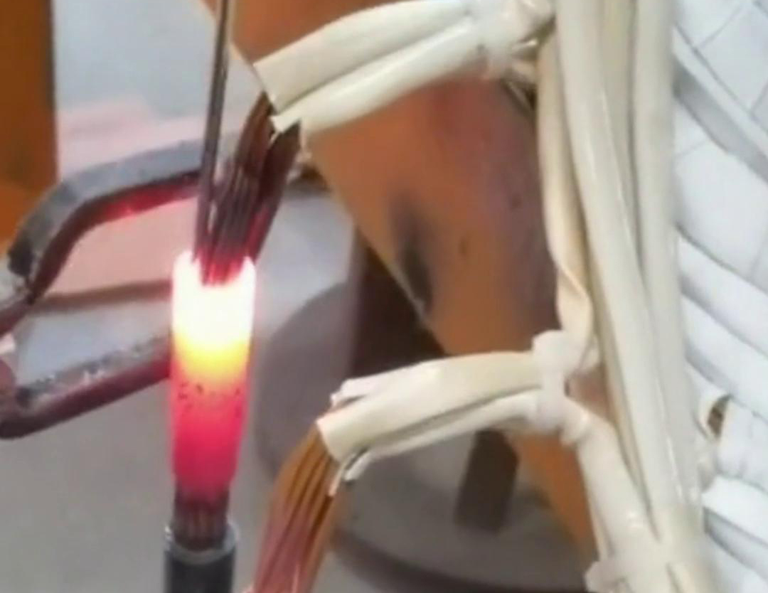 手持式高頻焊機是一種高效、簡單、環(huán)保的焊接設備，適用于各種金屬材料的焊接任務