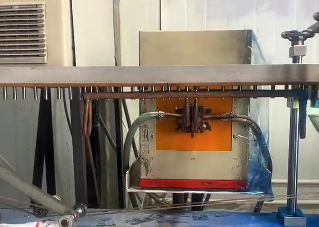 通過振動(dòng)盤自動(dòng)化上料到輸送帶，然后高頻電源對(duì)要加熱的工件進(jìn)行局部加熱，根據(jù)工藝要求直接經(jīng)過容器 ，讓其局部覆蓋一層涂料