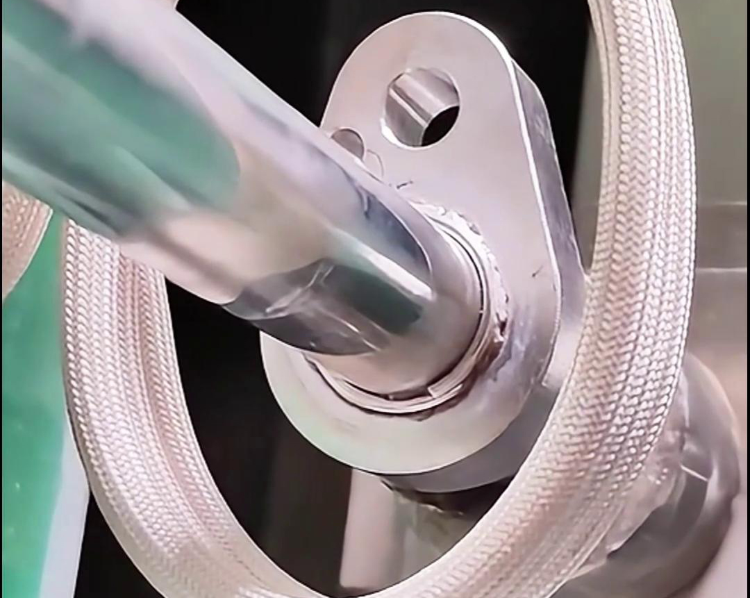 鋁件鋁管高頻焊接具有焊接速度快、焊縫美觀、生產效率高等優(yōu)點