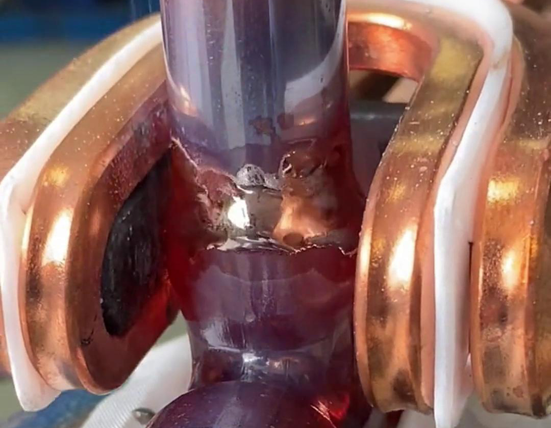 這就是手持式高頻焊機焊接銅管的效果，有了它，可以放棄大部分火焰焊接場合了