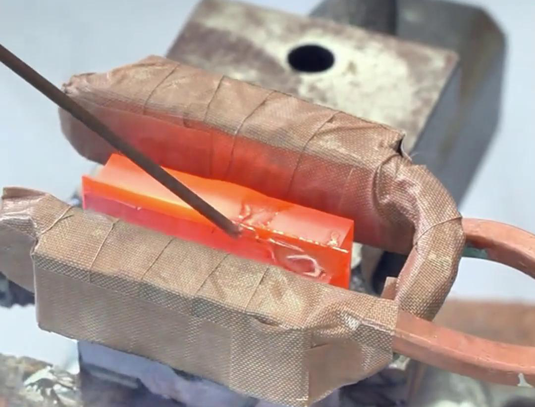 高頻焊接機 采用高頻振蕩技術(shù)，可以實現(xiàn)快速、高效的銅板焊接