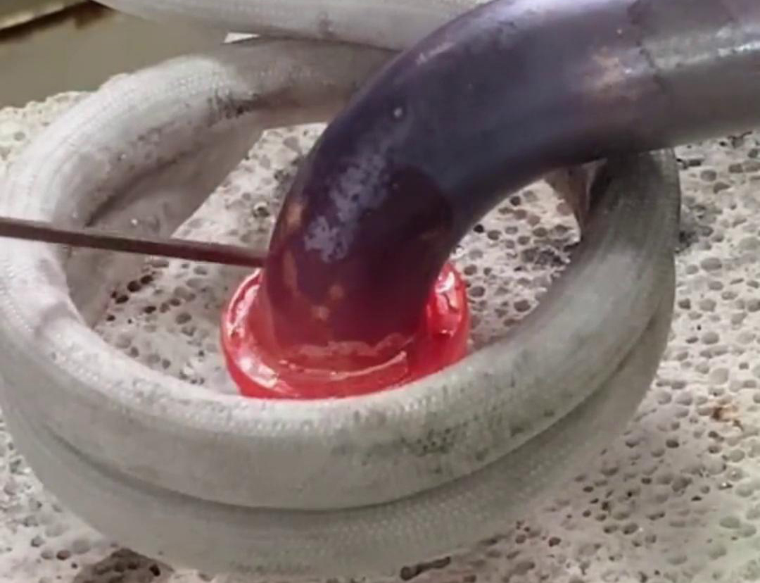 與傳統(tǒng)焊接方法相比，高頻焊機焊接銅管更加節(jié)能