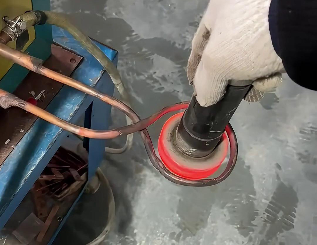 超音頻感應(yīng)加熱設(shè)備是一種對金屬工件進(jìn)行感應(yīng)加熱，以進(jìn)行表面淬火、退火等熱處理的設(shè)備。