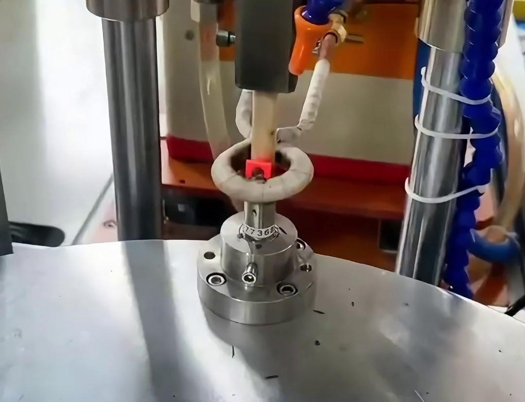 高頻焊接設(shè)備通常配備PLC的控制系統(tǒng)和傳感器，能夠?qū)崿F(xiàn)自動化操作，減少人工干預(yù)