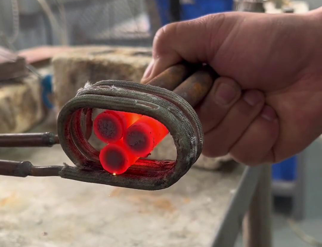 高頻感應(yīng)加熱機(jī)，可以對一根棒料進(jìn)行加熱，也可以對多根棒料同時加熱