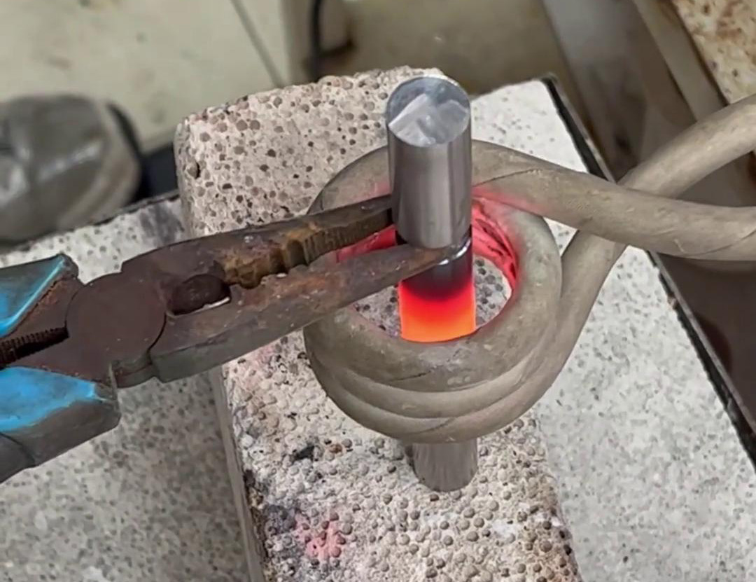 鋼棒折彎過程，高頻加熱機(jī)能快速加熱鋼棒退火
