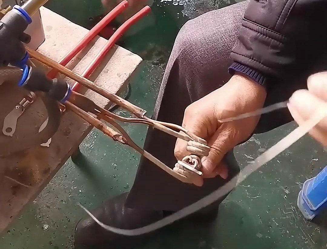 新能源線束端子錫焊用高頻焊機(jī)，提高線束端子的耐腐蝕性，延長其使用壽命