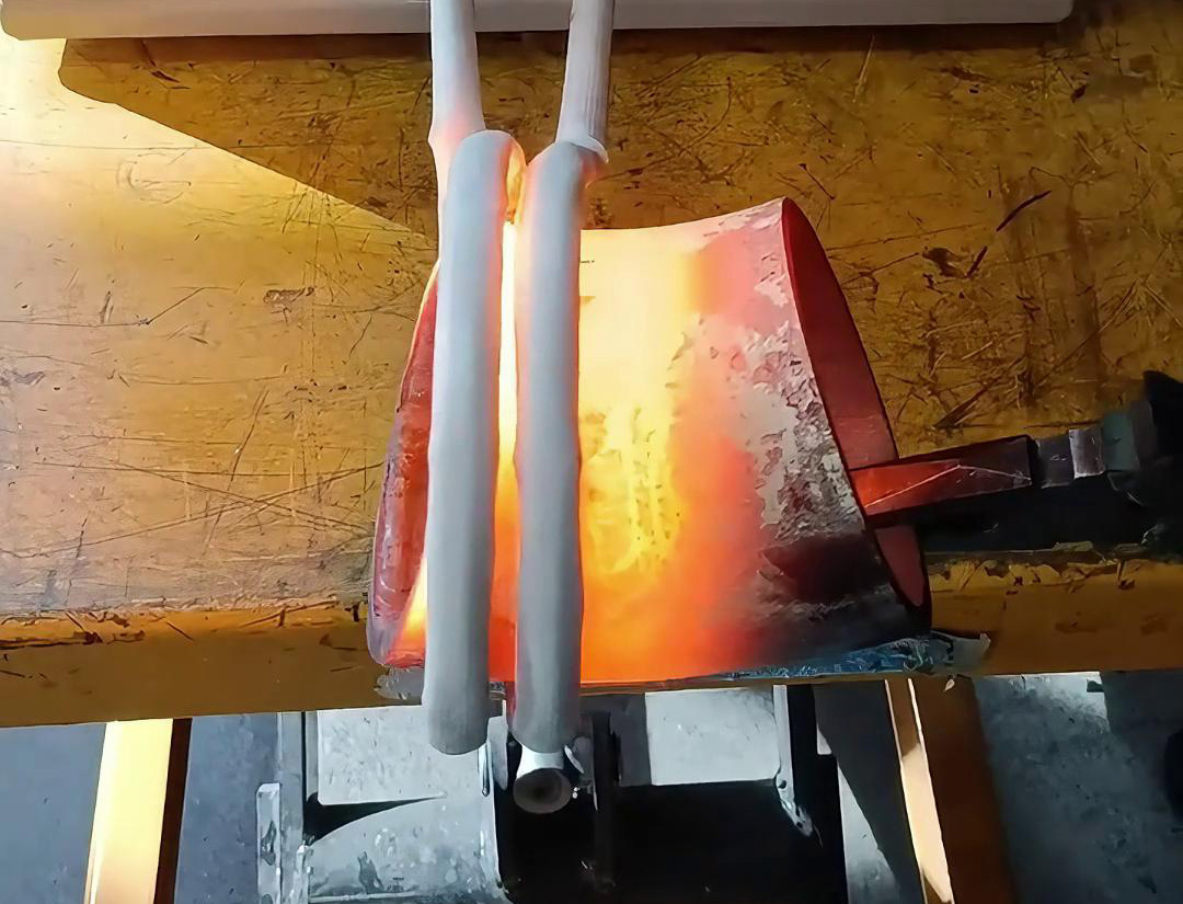 中頻加熱爐，一般用在大型工件加熱熱鍛、熔煉等場合