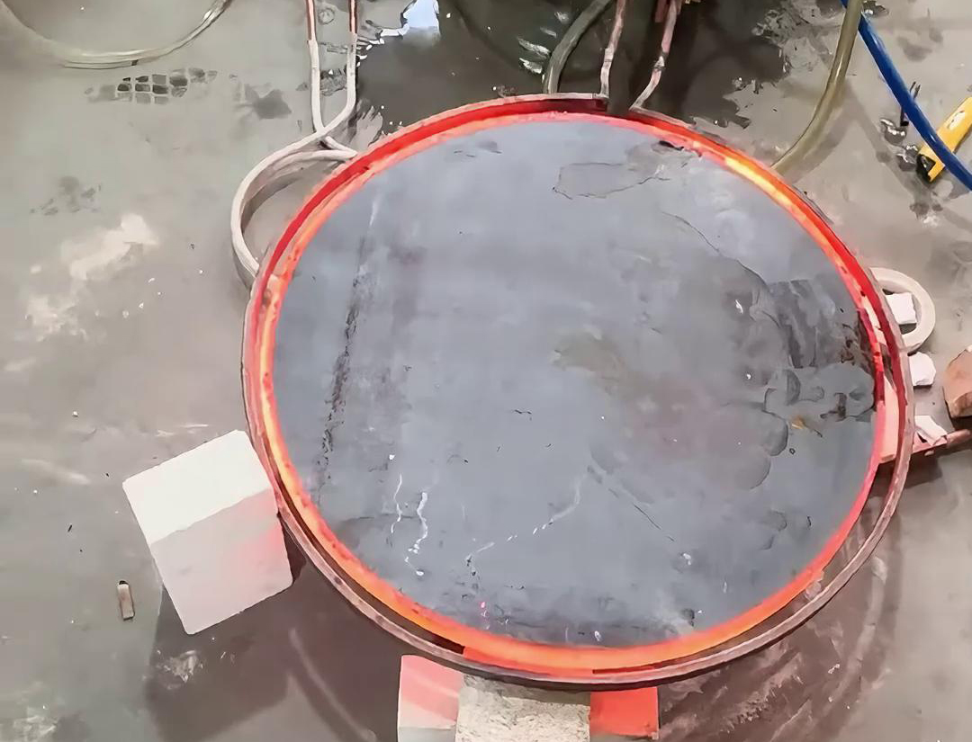 超音頻感應(yīng)加熱設(shè)備對直徑700mm、厚度20mm的圓形鐵餅加熱至900度