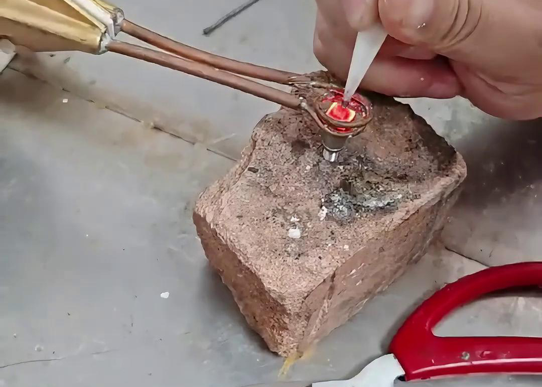 超高頻焊機(jī)憑借其獨特的工作原理和優(yōu)勢，在鎢鋼焊接方面表現(xiàn)出色