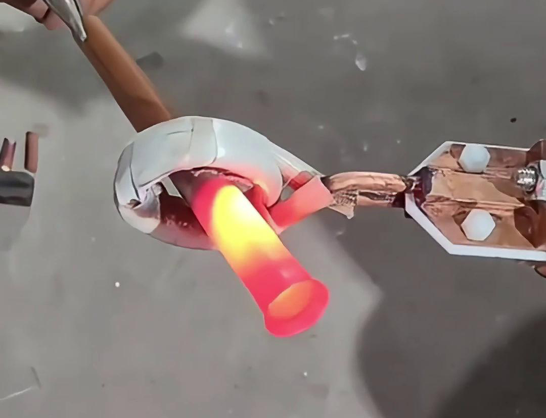 手持式高頻機(jī)集多種功能于一體，滿足不同工業(yè)領(lǐng)域?qū)饘偌訜崽幚?></div>
<div   id=