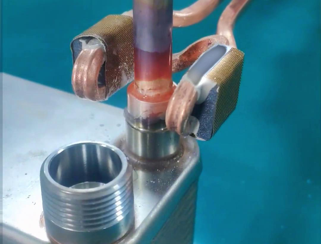 一般性換熱器散熱器的銅鋁管焊接都可以采用手持式高頻焊機(jī)完成