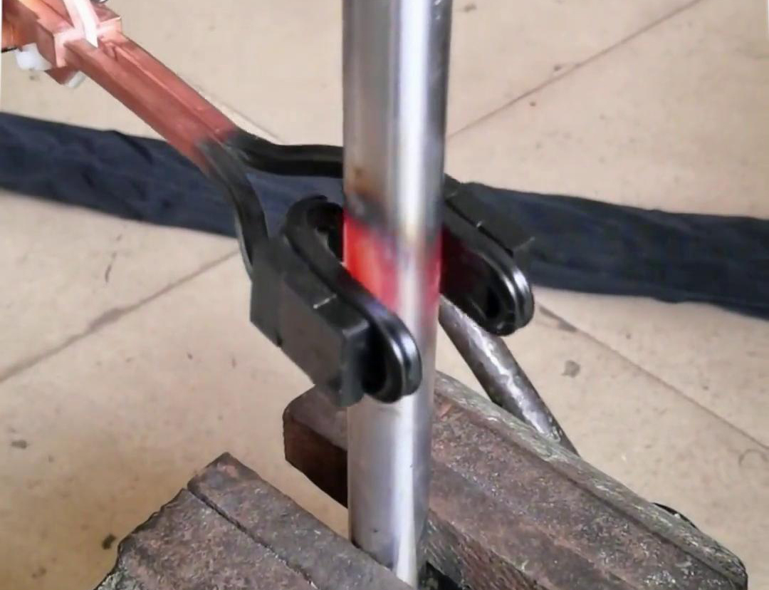 手持式高頻加熱機(jī)搭配U型開(kāi)口線圈對(duì)25mm實(shí)心圓鋼棒料