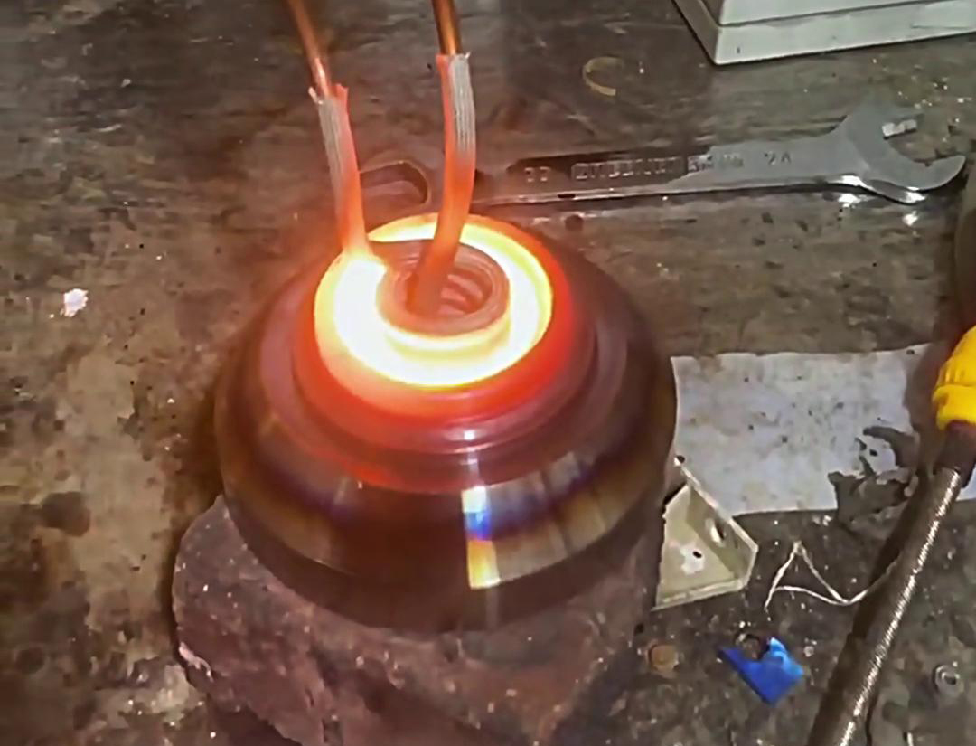 超高頻加熱機(jī)對(duì)內(nèi)孔加熱的核心優(yōu)勢(shì)在于其高效性、精準(zhǔn)性和環(huán)保性