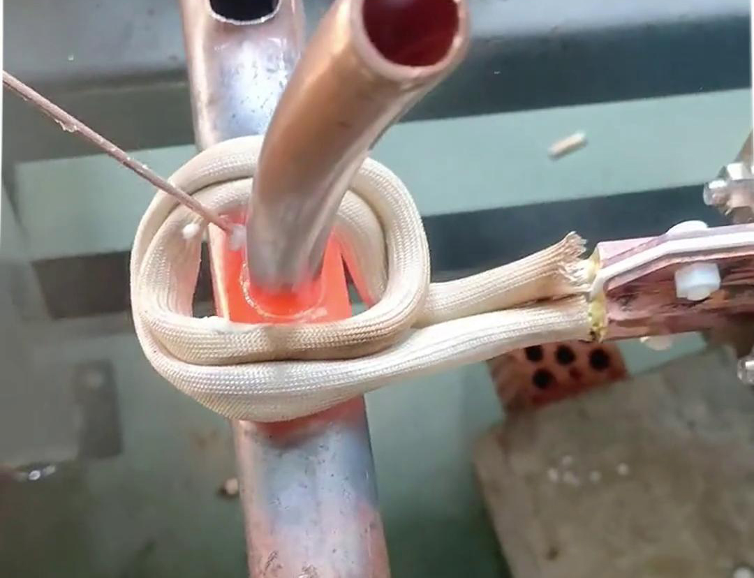 這款手持式高頻焊機(jī)就不一樣了，它焊接銅管操作簡單，新手幾分鐘就能學(xué)會